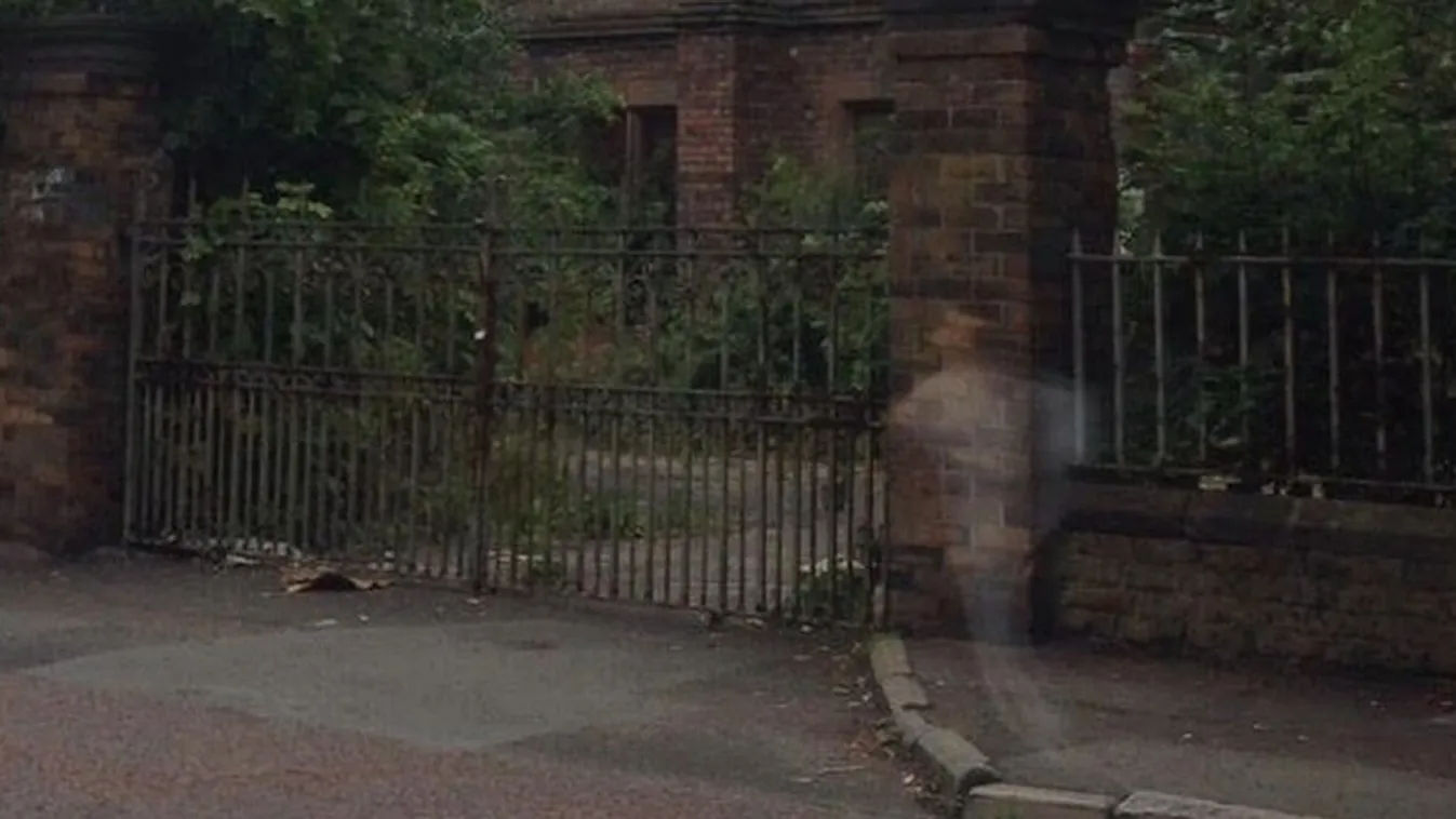 Kocogó szellemet kapott lencsevégre a halálra rémült sétáló