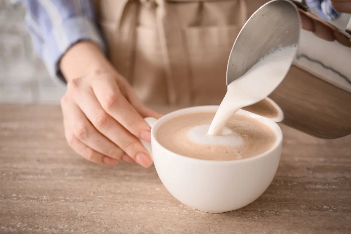 Barista,Preparing,Tasty,Cappuccino,In,Cafe,,Closeup