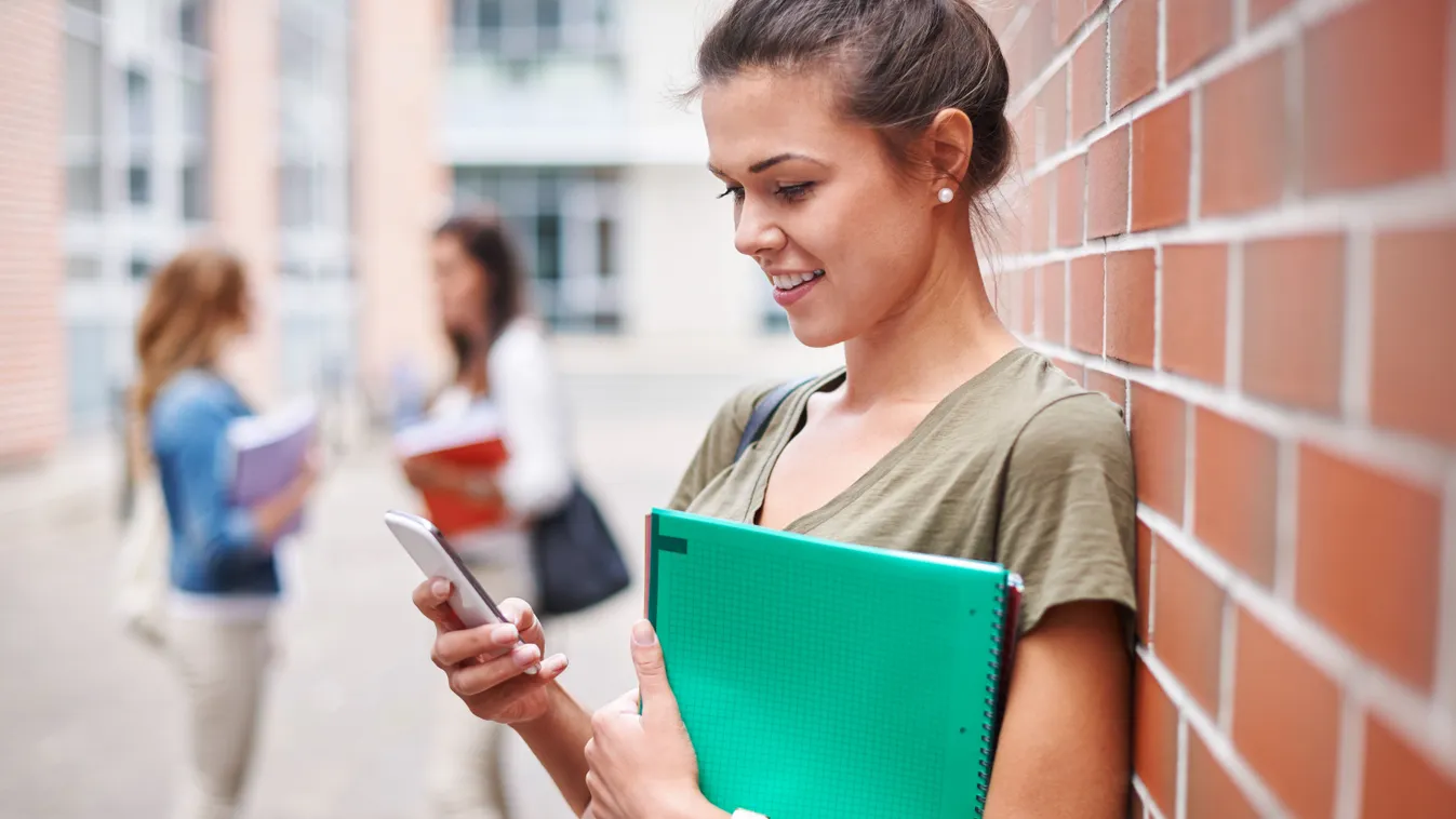 Kitiltják a telefonokat a suliból - videó