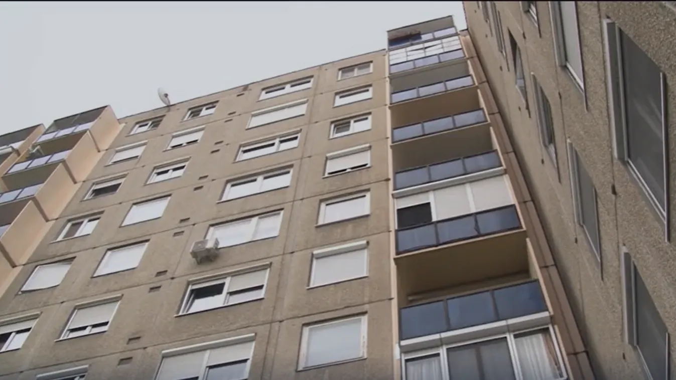 Sírva lógott a győri panel 10. emeleti ablakából egy nő