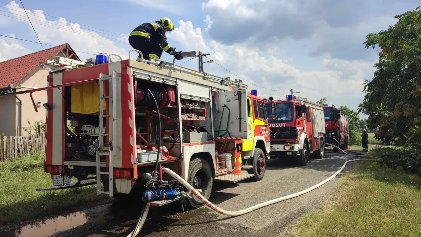 Kigyulladt családi házhoz rohantak a tűzoltók Tiszaföldváron