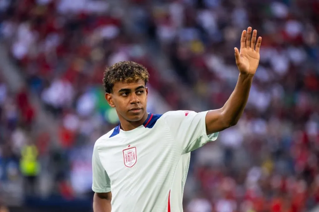 A 16 éves Yamal két házi feladat között villog a foci-Eb-n