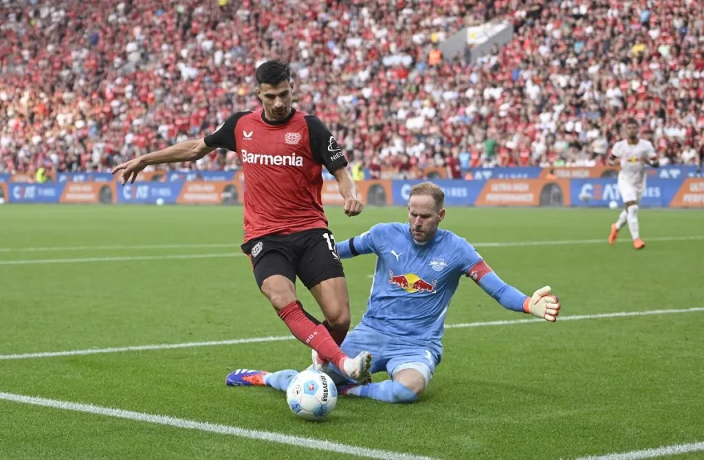 Gulácsi Péter (a gyepen) a leverkuseni Martin Terrier előtt zárta a szöget