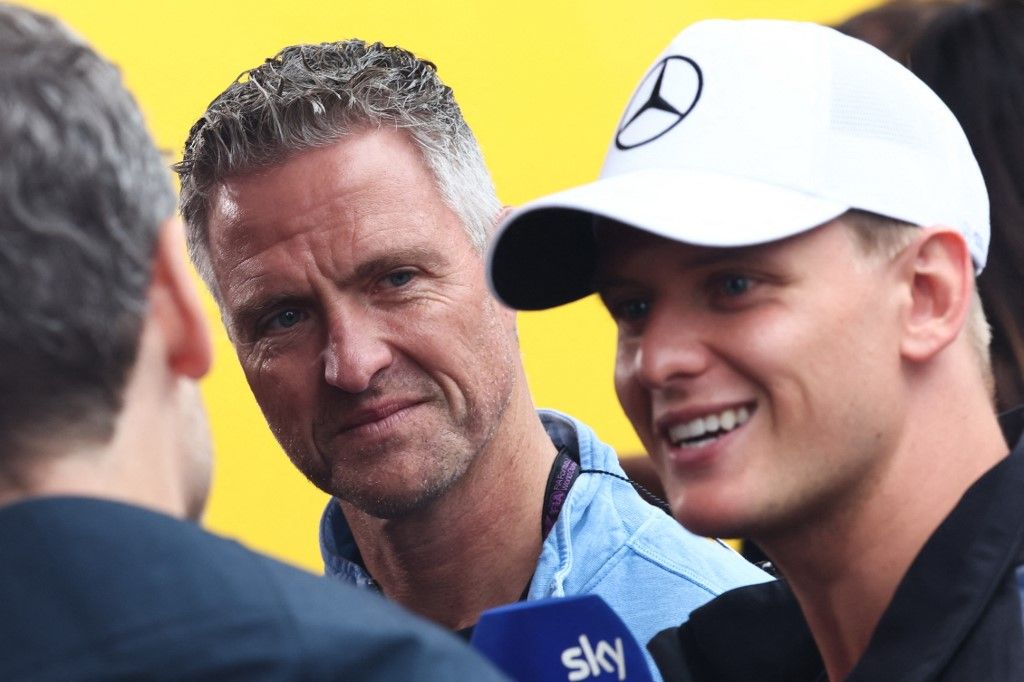 Michael Schumacher öccse és fia: Ralf Schumacher (középen) szerint Mick más bánásmódot érdemelt volna a régi baráttól 