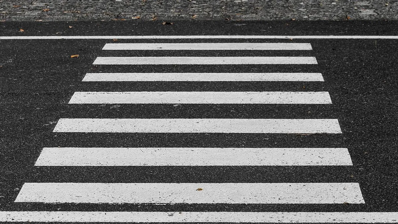 Motorosok gázoltak el egy 11 éves kisfiút a járdán