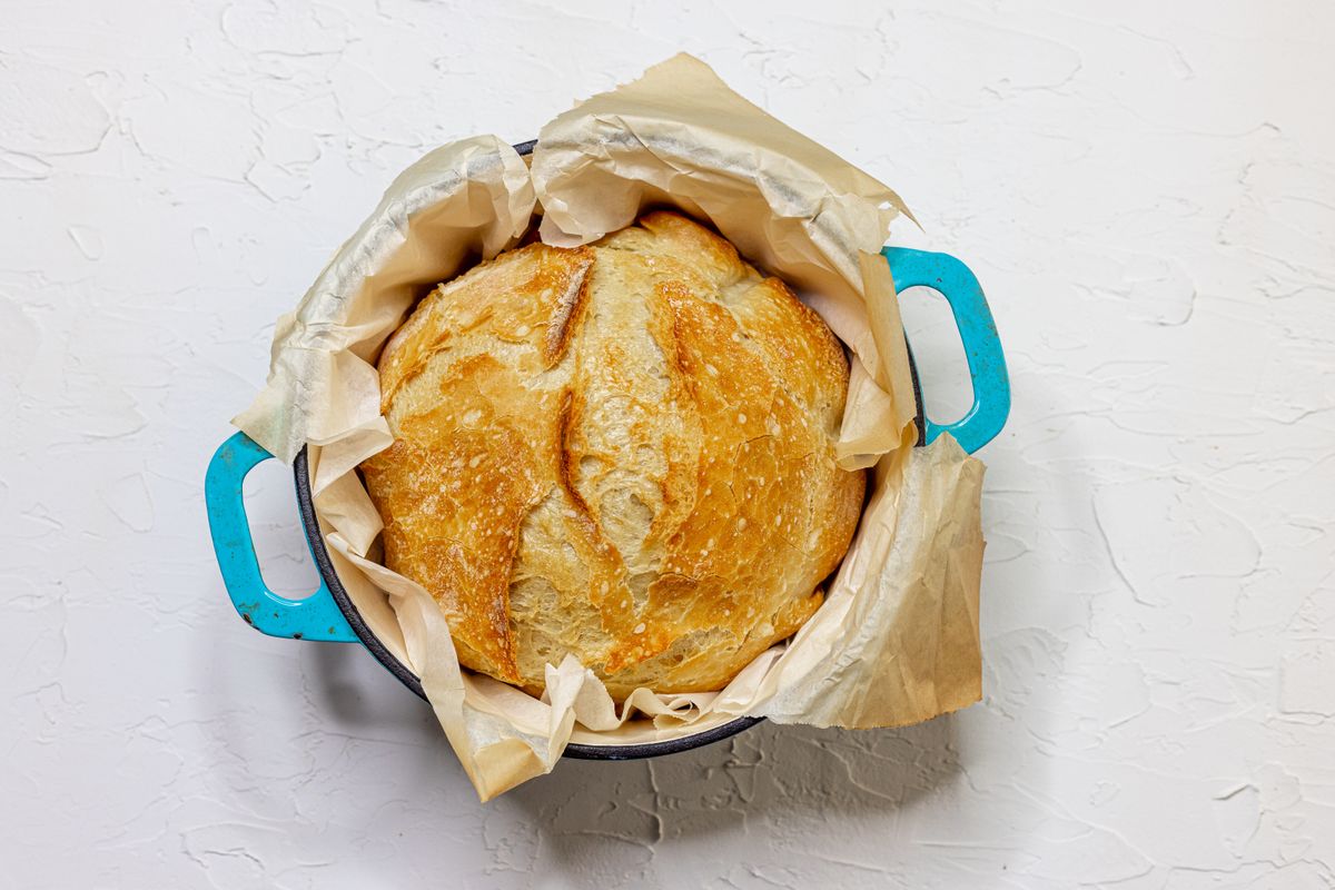 Homemade,Rustic,Bread,In,Dutch,Oven,,Top,View.,No,Knead