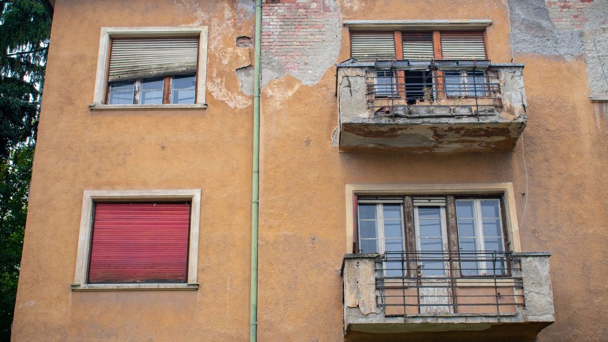 Szalonna a spájzban, italok az asztalon: mindent hátrahagyva, rejtélyesen tűntek el egy miskolci bérház lakói  - Galéria!