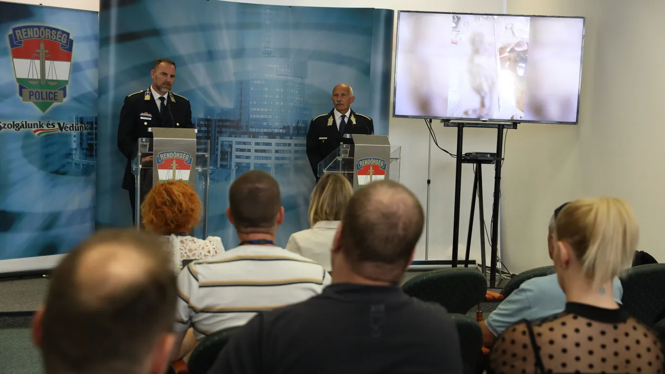 A gyermekholttesten ugyanolyan ruha volt, mint  Till Tamáson