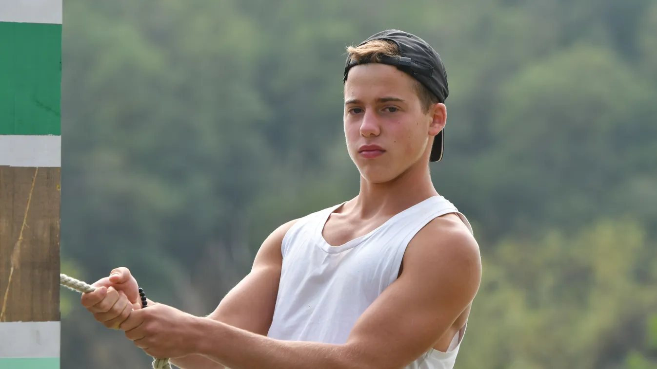 Bevonul a seregbe Schobert Norbi fia