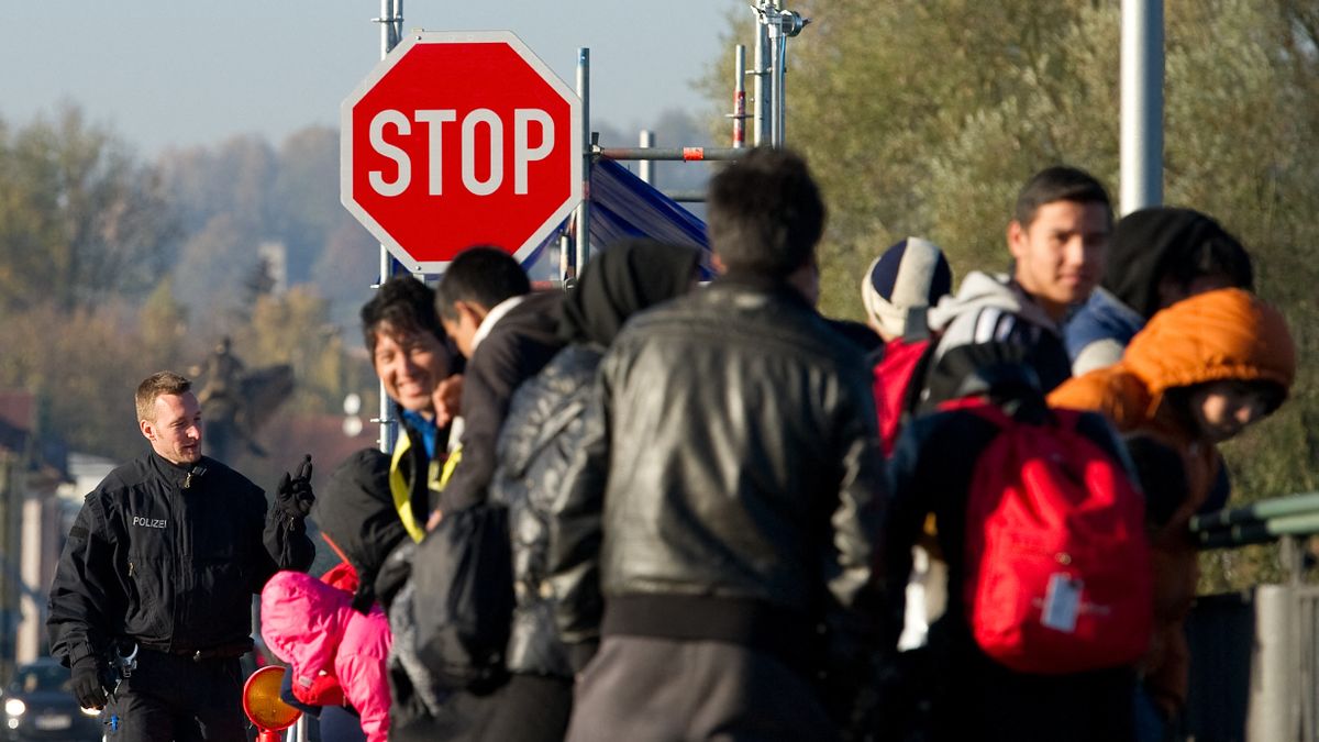 Becsődölt a német migránspolitika: negyedmillió embert nem sikerült kitoloncolni