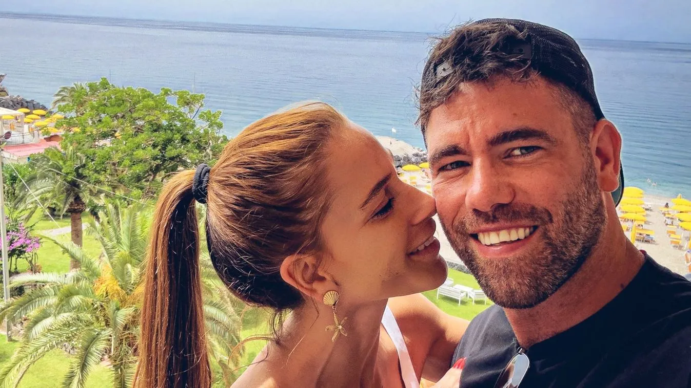 Egy üveg borral ünnepel Krausz Gábor és Mikes Anna