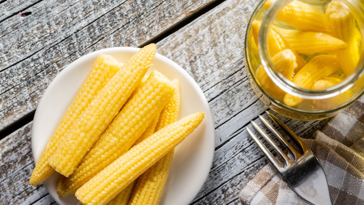 Pickled,Young,Baby,Corn,Cobs,On,A,Plate.,Top,View.