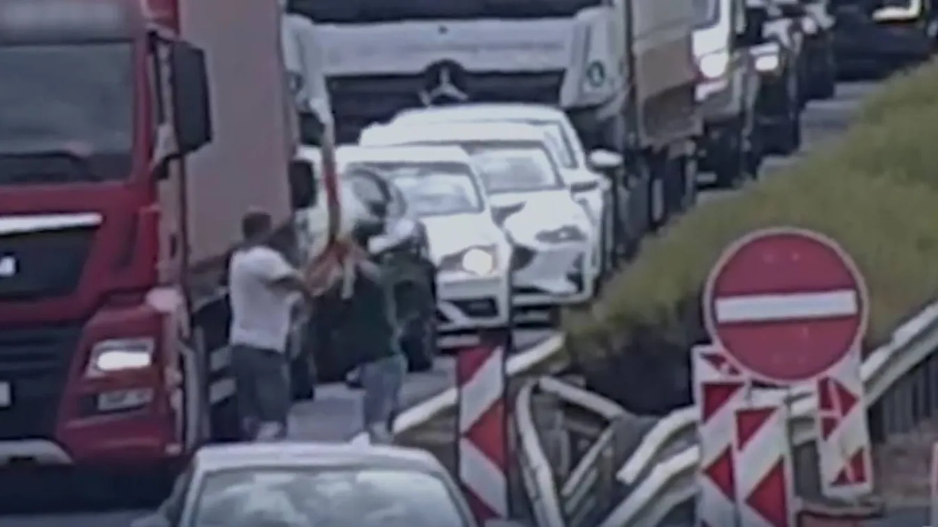 Táblákkal ütlegelte egymást az M3-ason két sofőr – videó