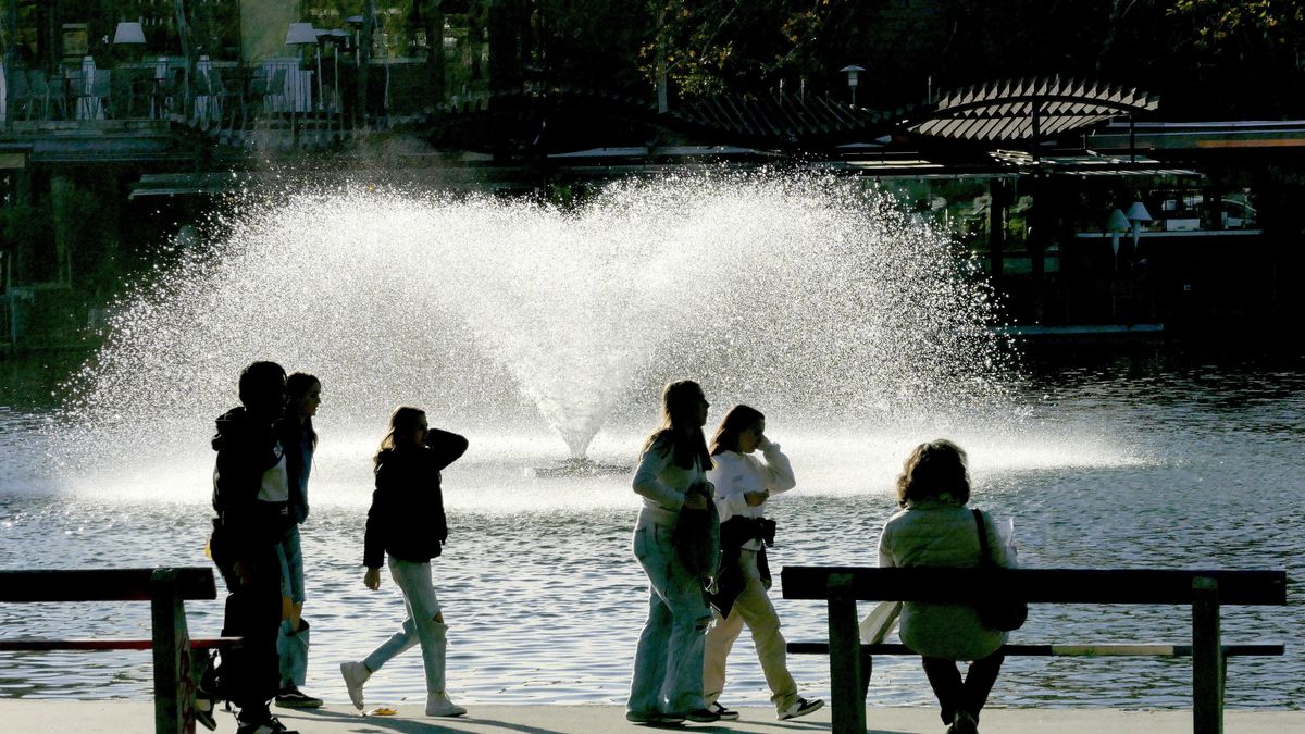 Emelték a riasztás fokozatát: brutális kánikula jön, nincs menekvés