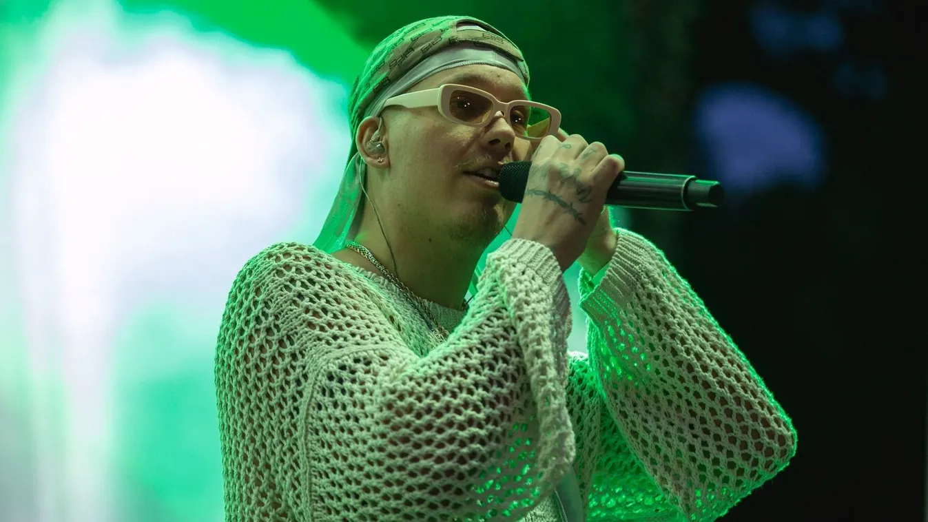 Több milliós órával villog Manuel