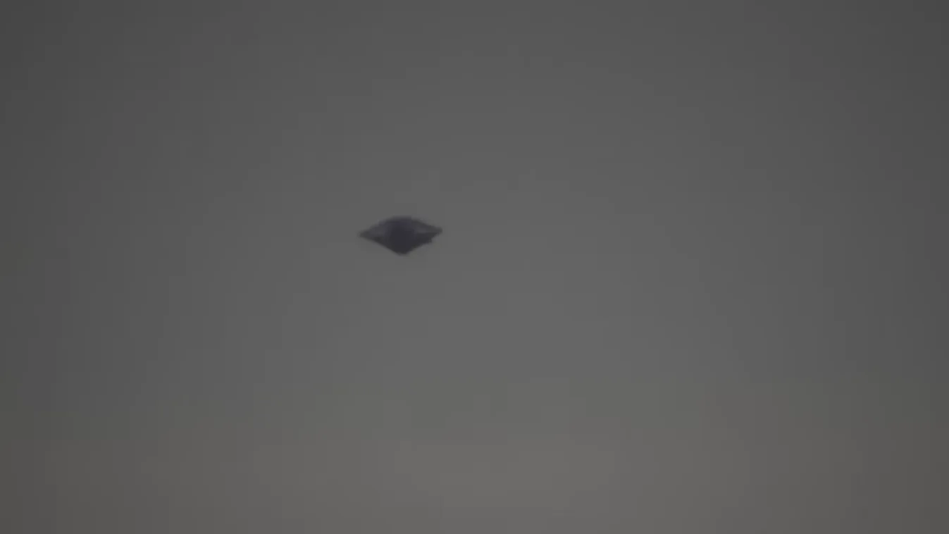 Hátborzongató felvétel arról, ahogy egy UFO repül át a város felett