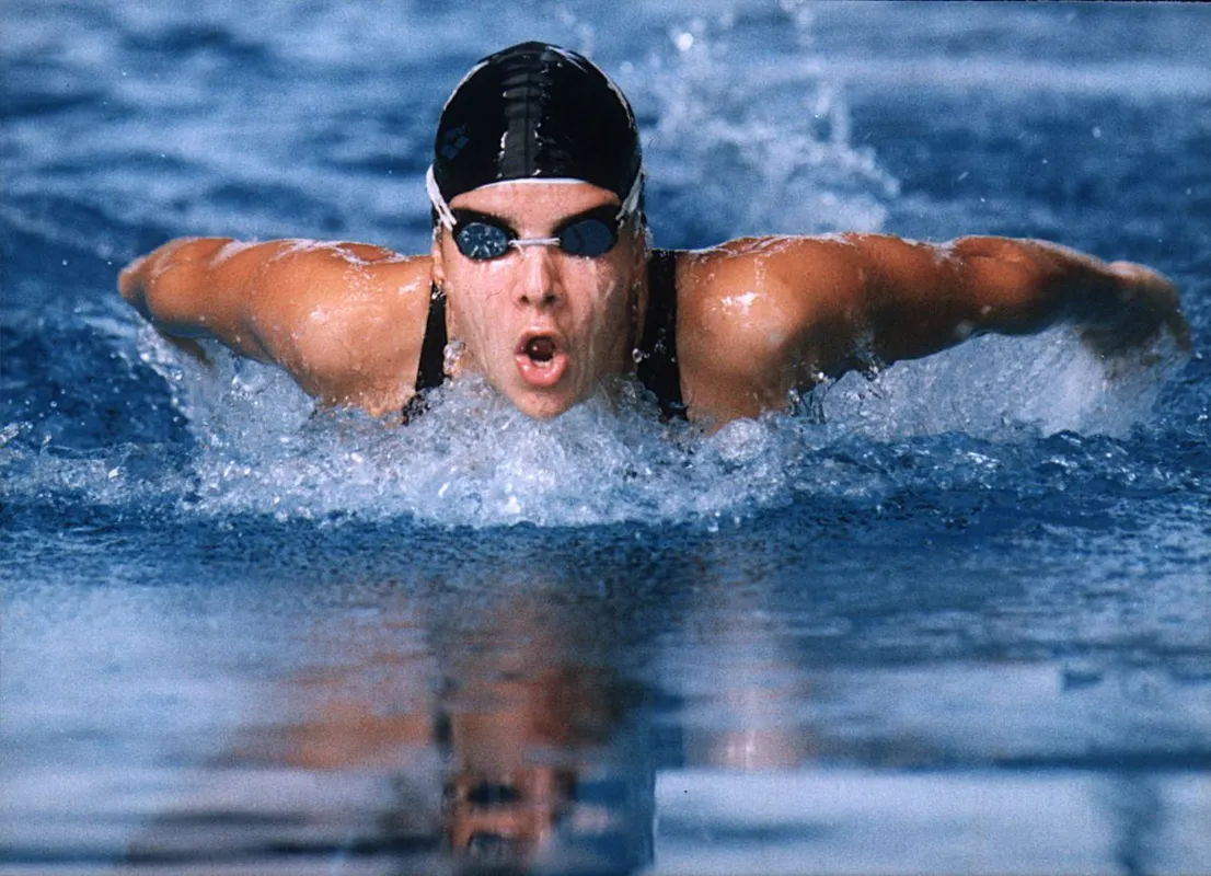 Egerszegi Krisztina úszik-