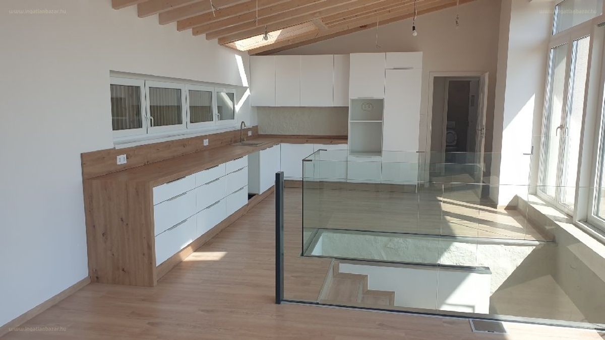 Körpanoráma van? Igen! Íme egy exkluzív újépítésű fonyódi penthouse, pazar kilátással és jakuzzival!