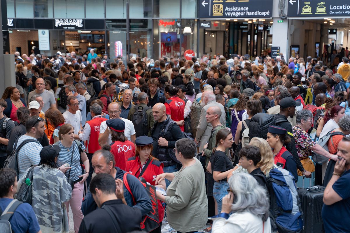 FRANCE - PASSENGERS WAITING AT MONTPARNASSE STATION