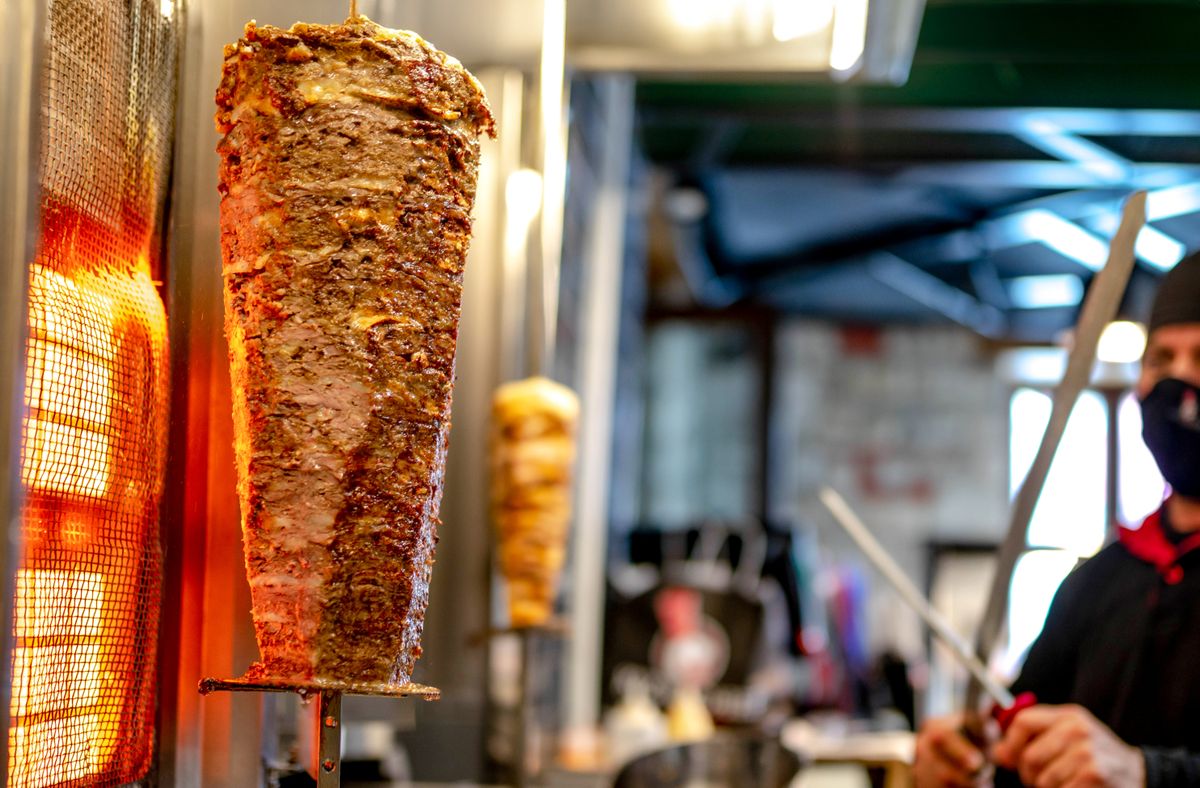 Cooking,And,Cutting,Stages,Of,Meat,Doner,,Chef,Cutting,Doner