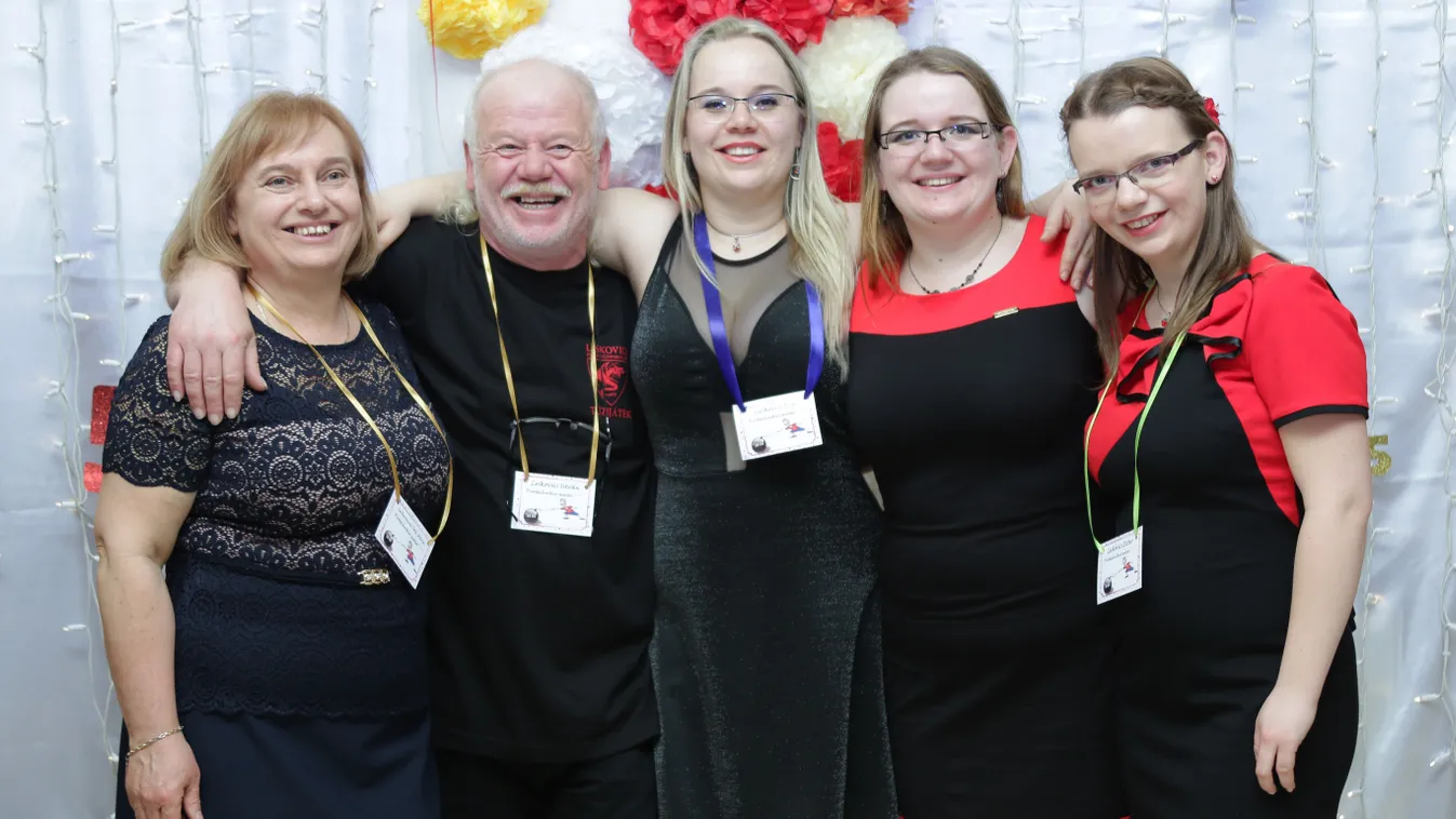 Mária és három lánya vette át a pirotechnikai céget