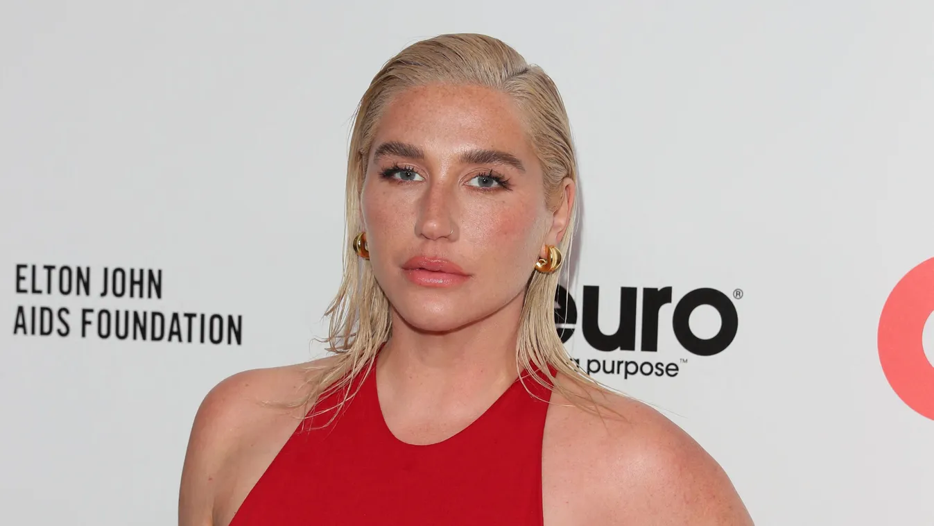 "Elegem van a ruhákból" – jelentette ki a pucér popsztár