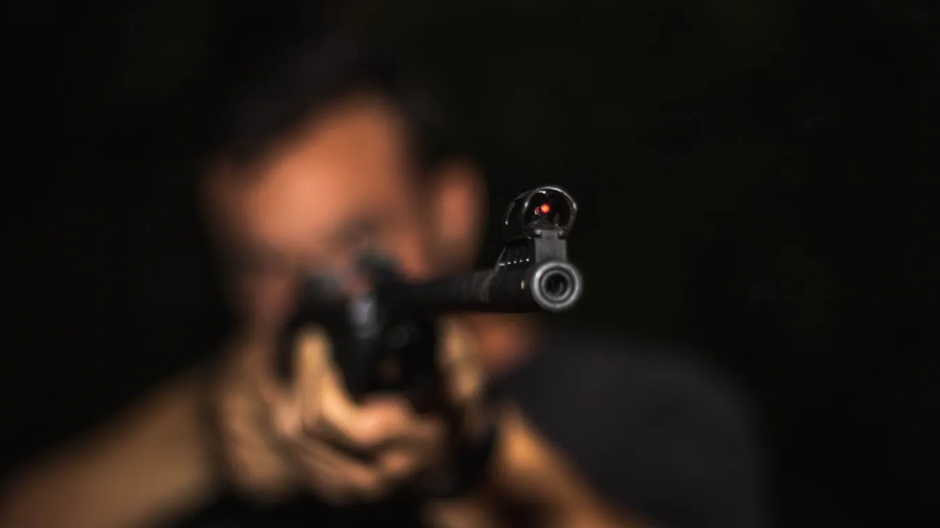 Rémület Dunaújvárosban: padon ülő férfit lőttek lábon