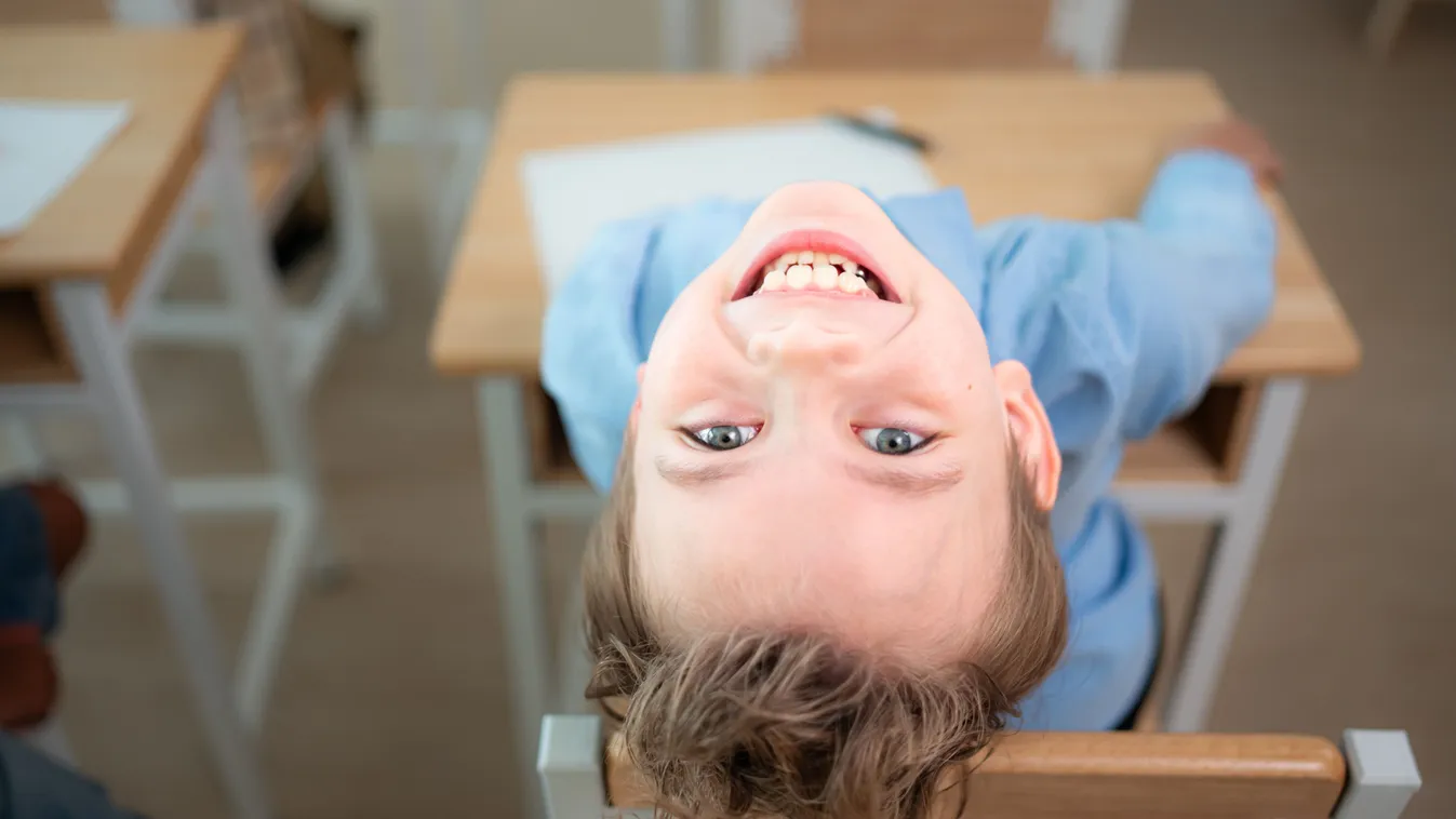 Szorítófogással akarta lenyugtatni autista diákját egy tanár