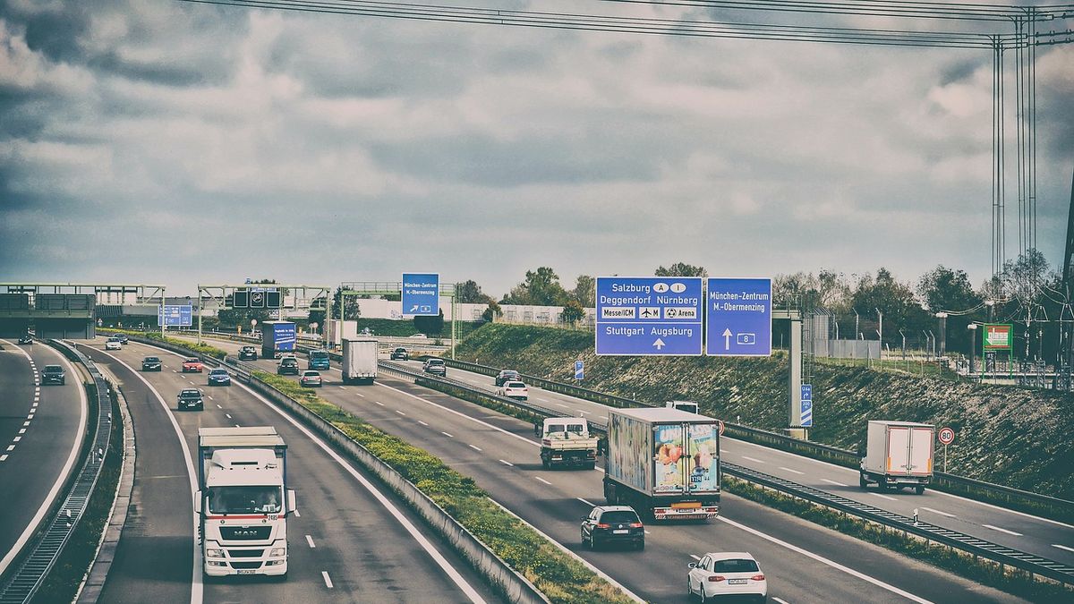 Gördeszkával indult haza egy férfi az M3-as autópályán