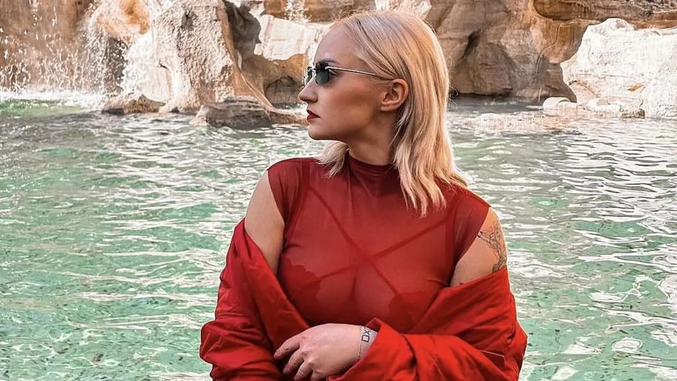 VV Piros újra elkezdte árulni dögös képeit