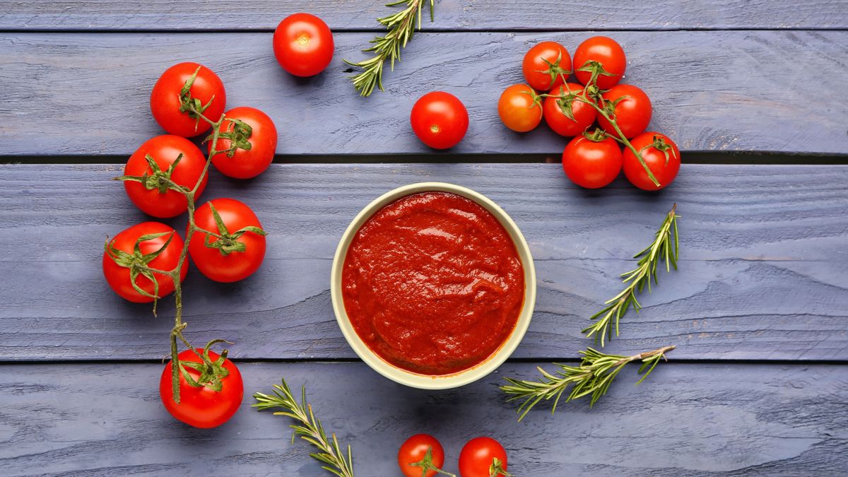 Bowl,With,Tasty,Tomato,Paste,And,Fresh,Vegetables,On,Blue