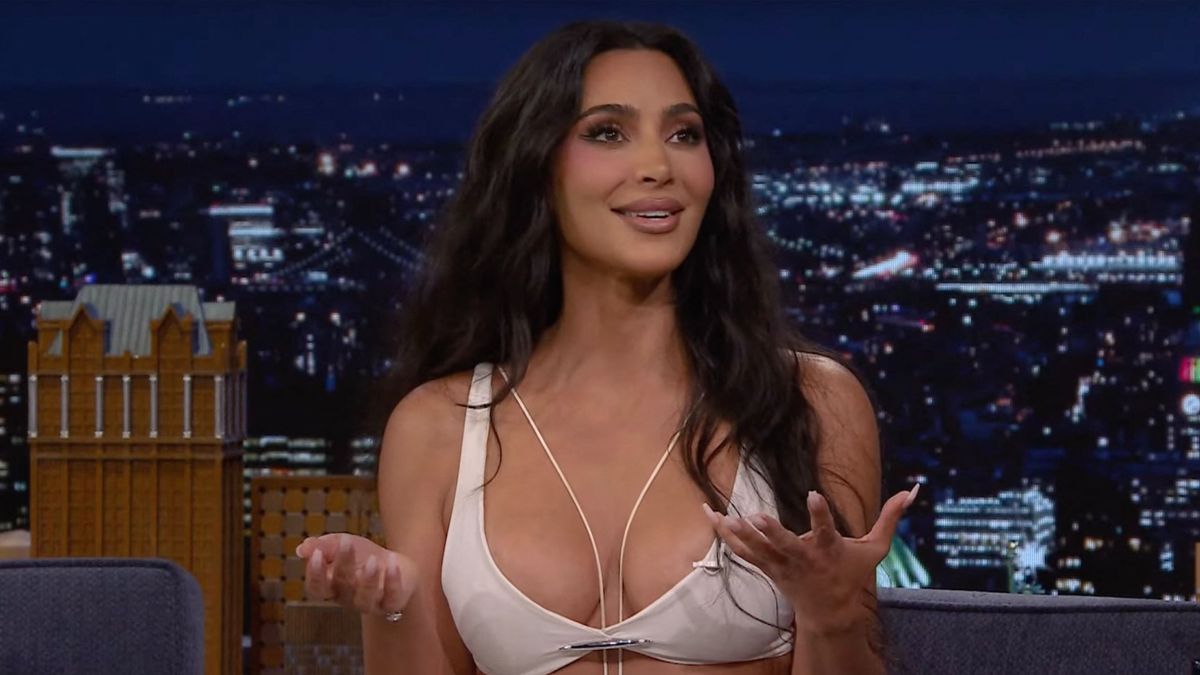 Kim Kardashian a raconté comment ses enfants essayaient de lui arranger des rendez-vous avec des sportifs et des influenceurs des médias sociaux sur le talk show de Jimmy Fallon