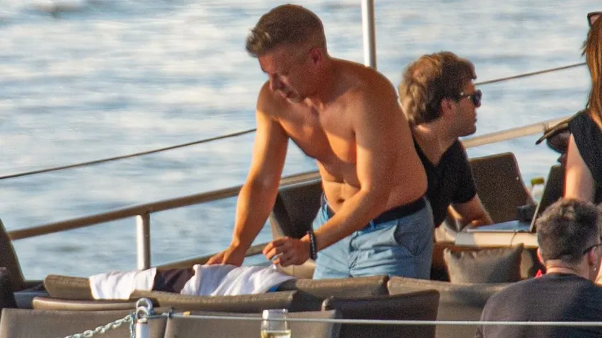 Félmeztelenül borozott egy bulihajón Magyar Péter!