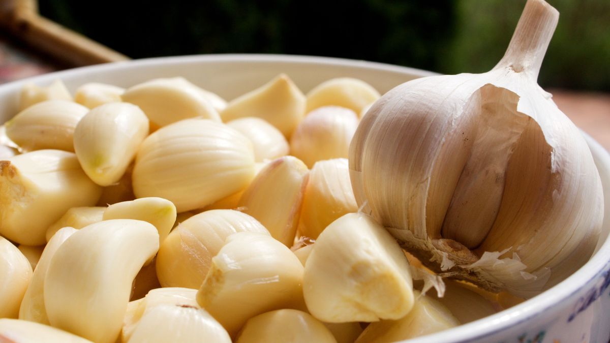 Garlic.,Cloves,Of,Garlic.,Peeled,Garlic,Cloves