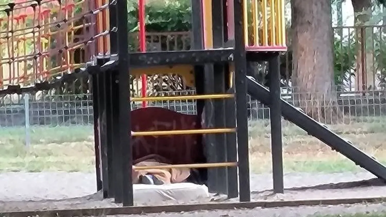 Diósgyőrben beköltözött egy hajléktalan az egyik játékvárba