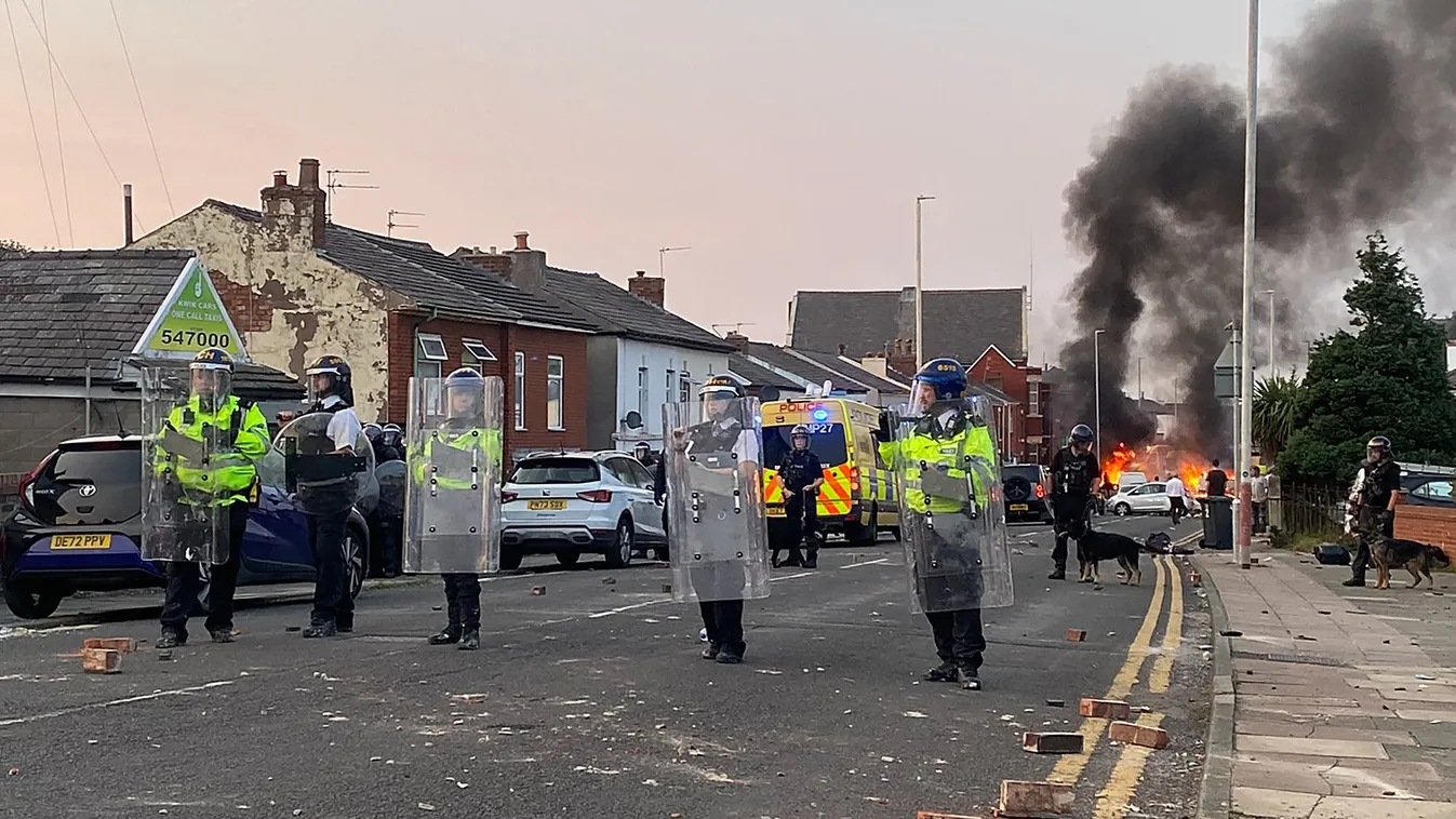 A polgárháború szélén Anglia: zavargások a migráció miatt