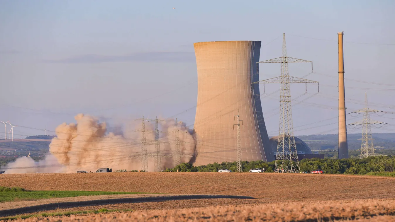 Felrobbantották Németország első atomerőművének hűtőtornyait