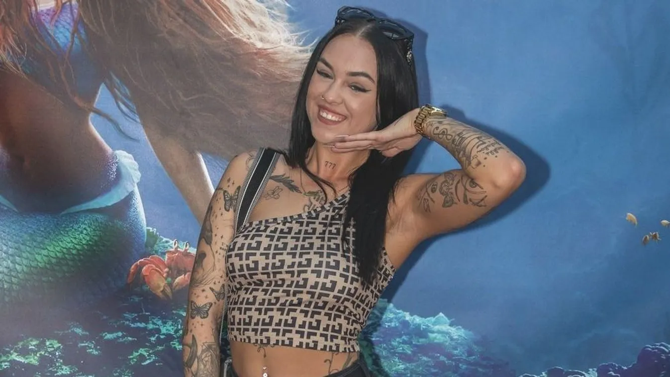 Lil G széttárt lábakkal terpesztett bele a kamerába – Fotó