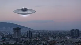 A kamera mindent vett: UFO szállt a tó fölé, majd egy villanással eltűnt