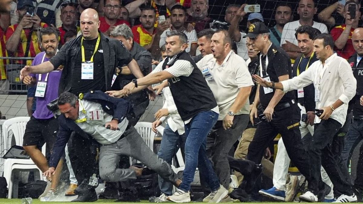 Óriási botrány robbant ki Mourinho meccsén, menekült az elnök – videó