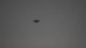 Hátborzongató felvétel arról, ahogy egy UFO repül át a város felett