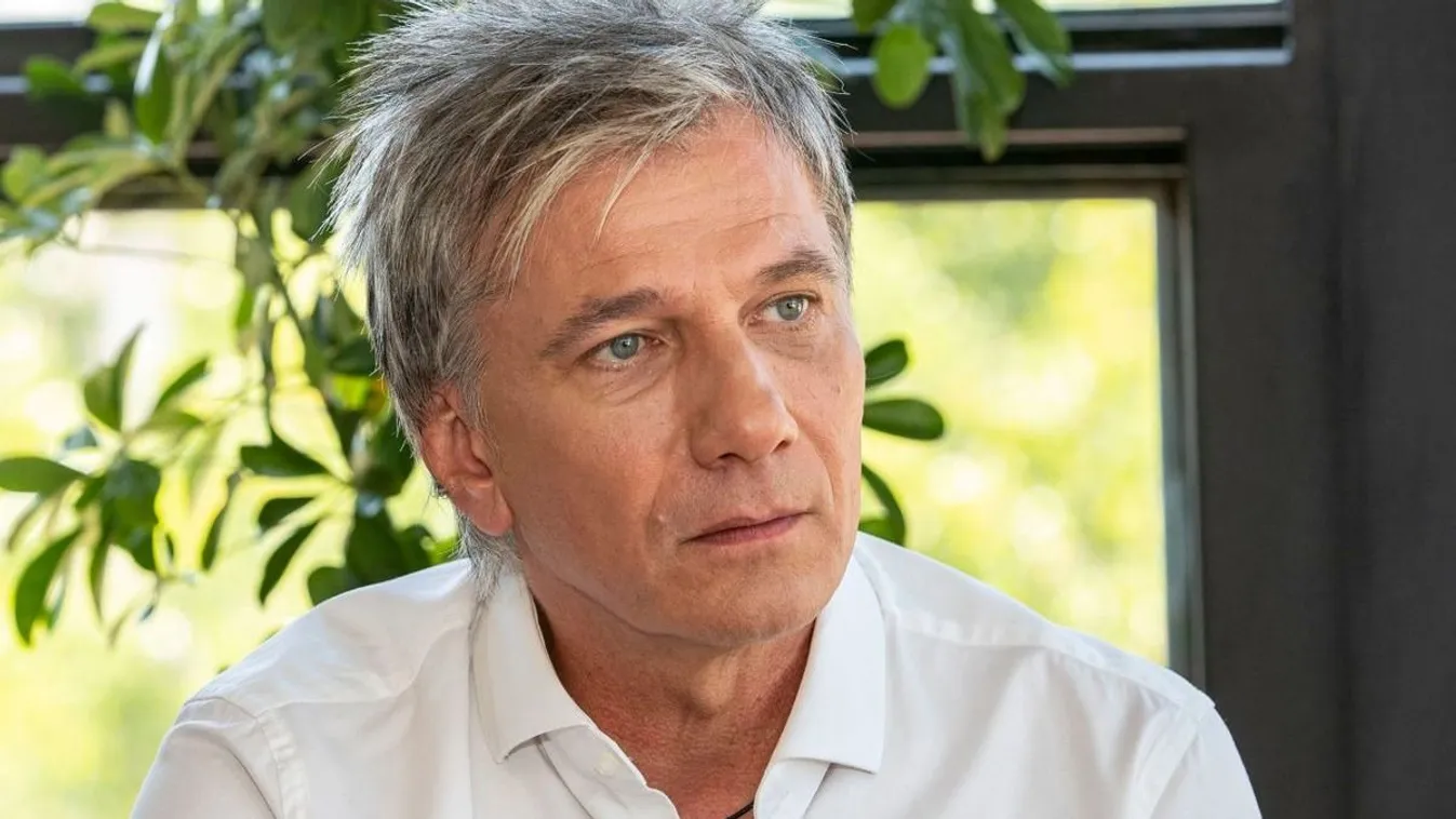 Feketébe borult Bochkor Gábor oldala a gyásztól