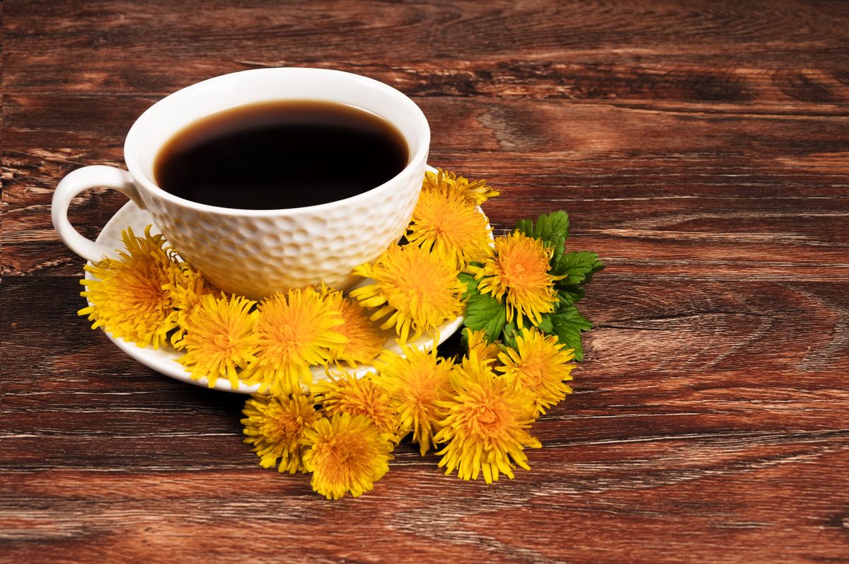 Coffee,Mug,With,Flowers,On,Wooden,Background