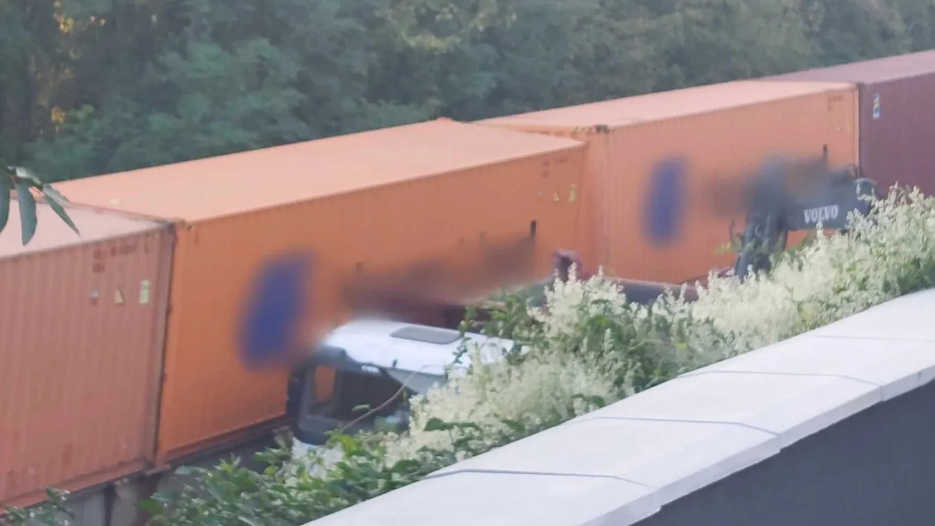 Hatalmas csattanás: munkagépnek rohant egy vonat Soroksárnál