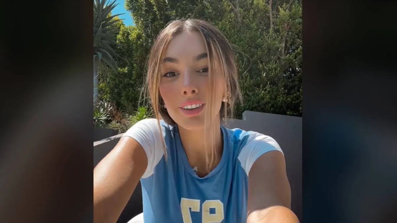 Átlátszó ruhában fürdőzött a népszerű kosaras lány