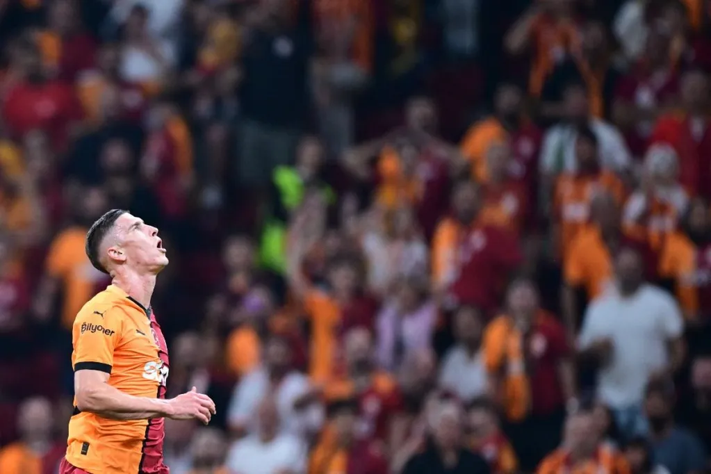 Sallai először hazai közönség előtt , kezdőként játszott a Galatában, de a lecserélése után botlott a sztárcsapat