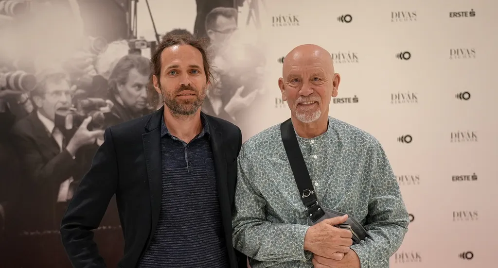 Horn Márton intézményigazgató és John Malkovich együtt nézte meg a kiállítást