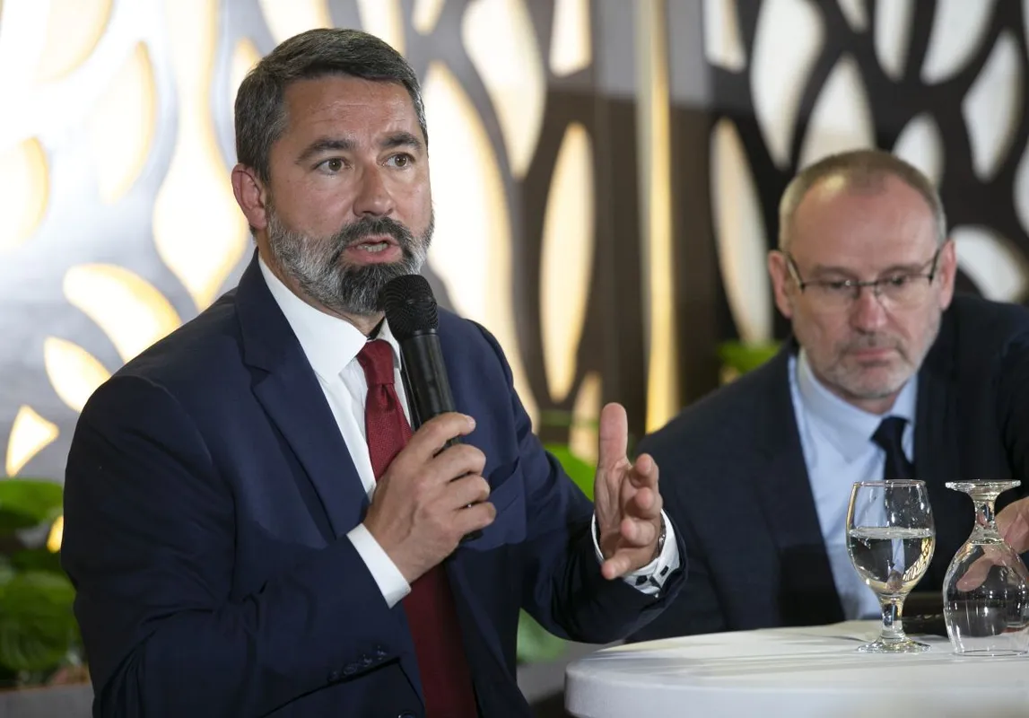 HIDVÉGHI Balázs; ZSIGÓ Róbert