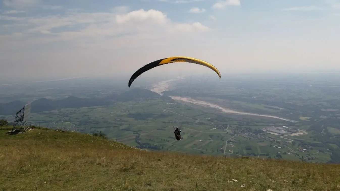 Kész csoda, hogy túlélte a magyar siklóernyős a zuhanást