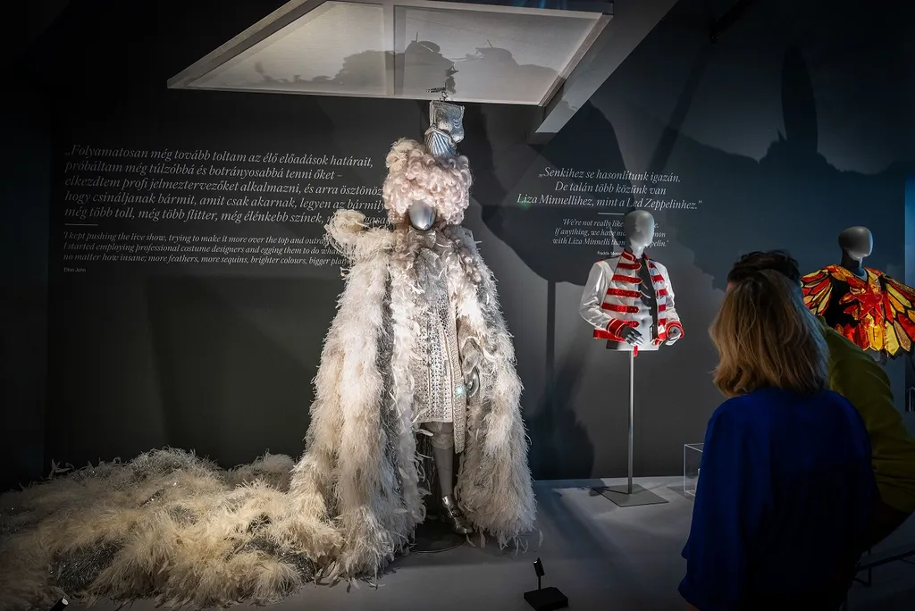 A fővárosban van jelenleg Elton John 50. szülinapi XIV. Lajos jelmeze 1997-ből, amit Sandy Powell tervezett